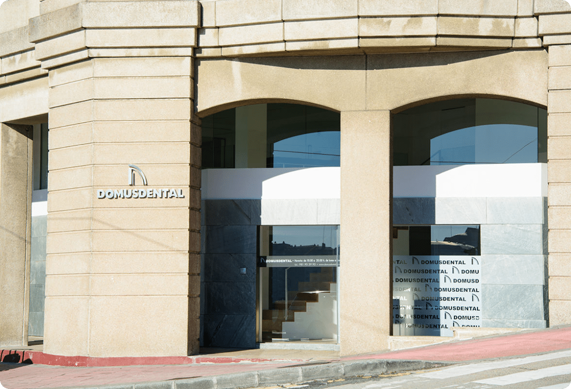 clinica-domus-dental-fachada-exterior-1176x801