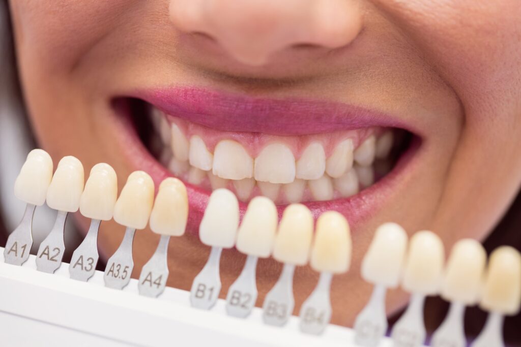 dentista examina paciente femenino tonos dientes 2 1