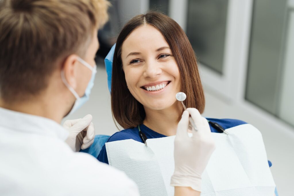 dentista profesional masculino guantes mascara discutir como vera tratamiento dientes paciente 1