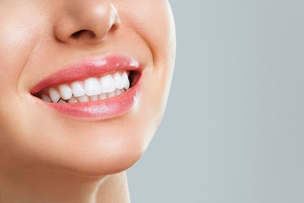 sonrisa perfecta dientes sanos mujer joven blanqueamiento dental concepto estomatologia 1